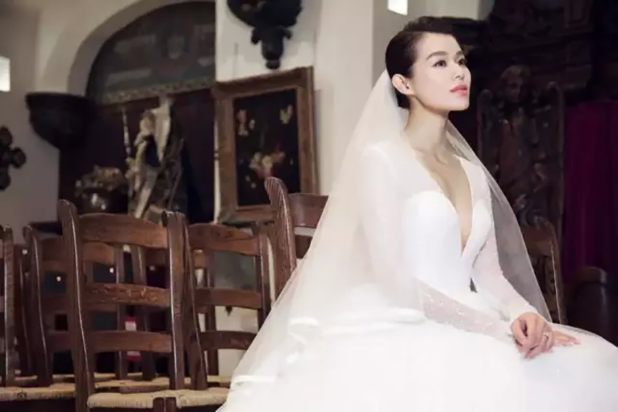 瞧！胡杏儿婚礼时的完美嫁衣